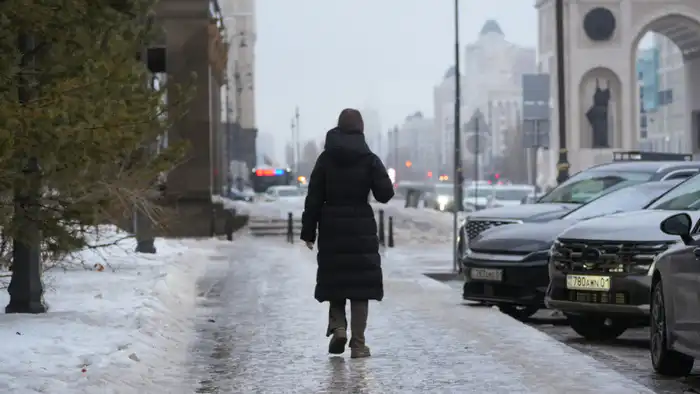В Астане предложили оставить часть снега и льда на тротуарах: возможные последствия для безопасности пешеходов и городской инфраструктуры {city2}
