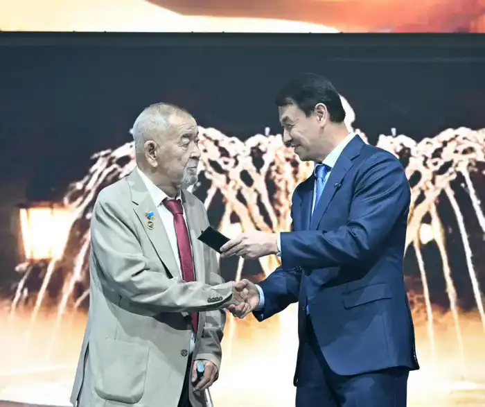 Алматы отметил 75-летие Журсина Ермана {city2}