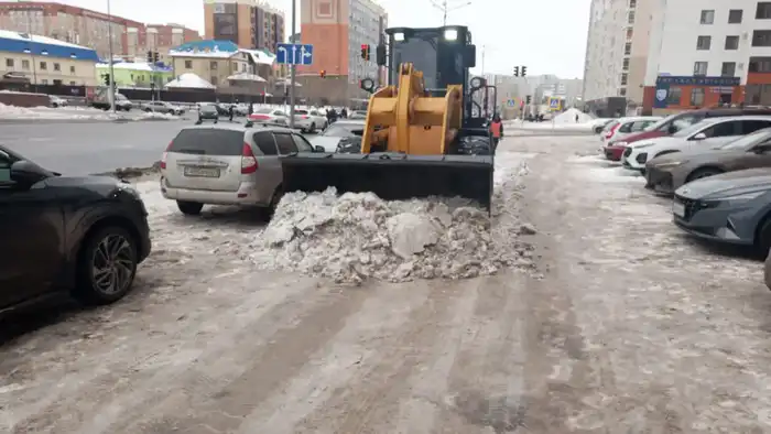 В Астане в снегоуборочных работах задействовано около 1,7 тысячи единиц спецтехники (8)
