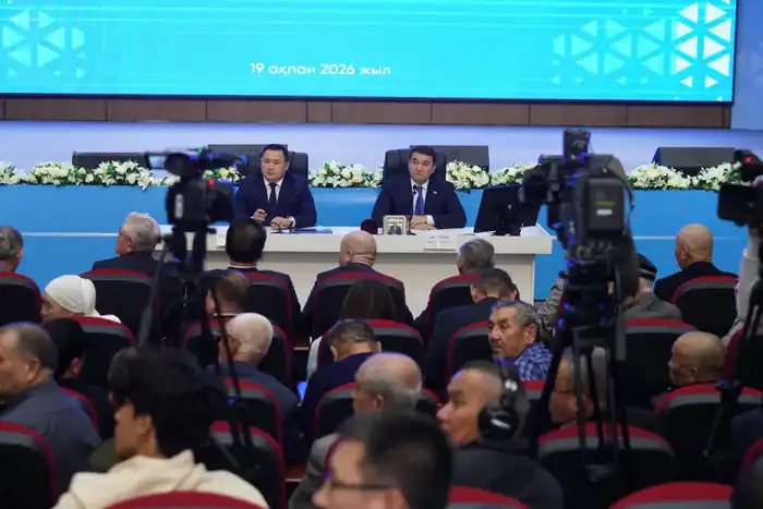 Нуралхан Кушеров обсуждает социально-экономическое развитие Туркестана с местными жителями {city2}