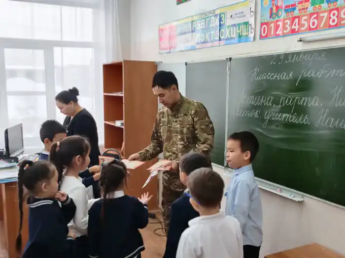 Дети учатся правилам безопасности вместе с МЧС (8)