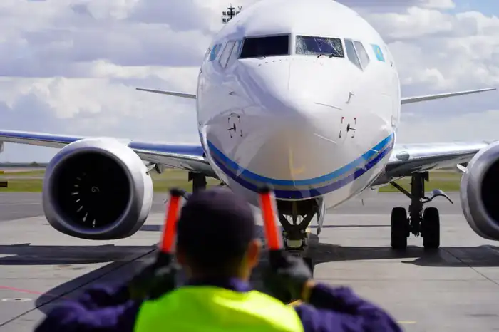 Үкімет 11 мың шақырым жолды жаңғыртып, Астана әуежайының өткізу қабілетін 40 млн жолаушыға дейін арттыруды жоспарлап отыр {city2}