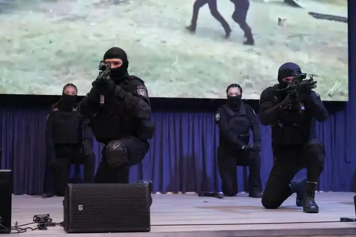 «Закон и порядок»: звезды команды КВН «Астана» рассказали студентам о вреде наркотиков (2)