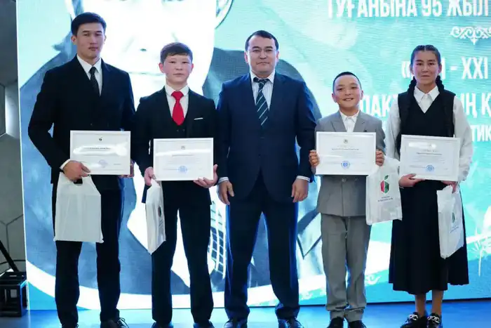 В Алматы прошла трогательная встреча, посвященная 95-летию поэта Мукагали Макатаева, где юные читатели читали его стихи {city2}