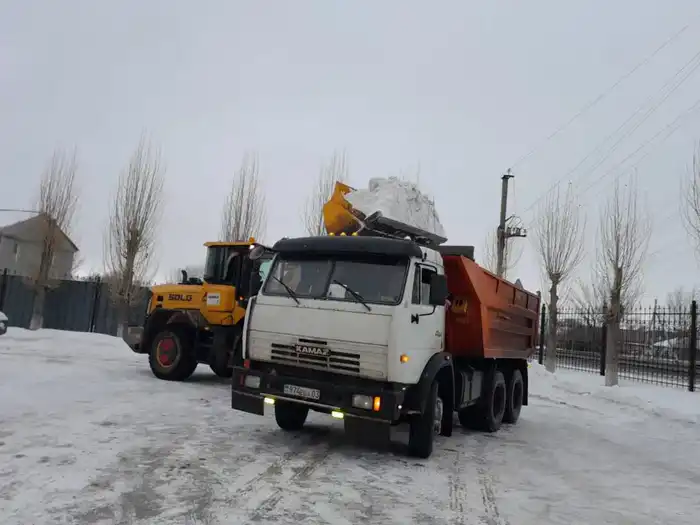 Коммунальные службы Астаны активно очищают город от снега с помощью 1,7 тысяч единиц спецтехники {city2}