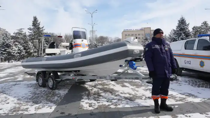 Глава МЧС вручил спасателям Жетісу современную технику (2)