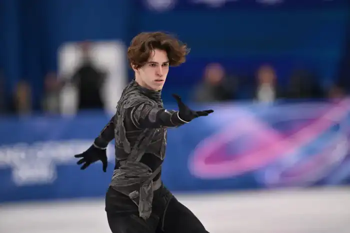 Михаил Шайдоров демонстрирует высокий уровень мастерства на Олимпиаде в Милане, привлекая внимание зрителей и комментаторов {city2}