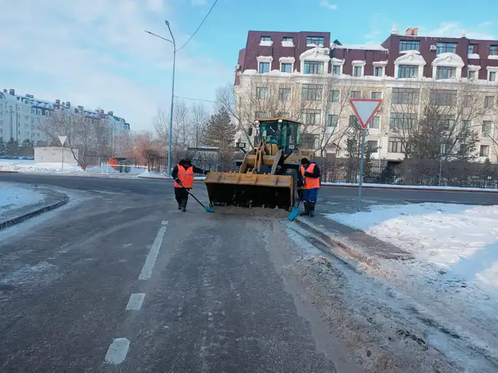 Более тысячи единиц спецтехники задействовано в снегоуборочных работах в Астане (7)