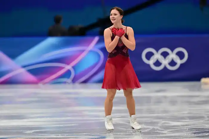 Софья Самоделкина устанавливает личный рекорд на Олимпийских играх, подчеркивая рост российских фигуристов {city2}