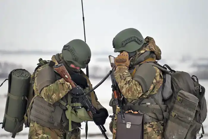 Военнослужащие прошли марш в полной экипировке {city2}