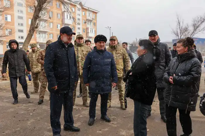 Сильный ветер в Жанатасе: крыши домов сорваны, аким области на месте происшествия {city2}