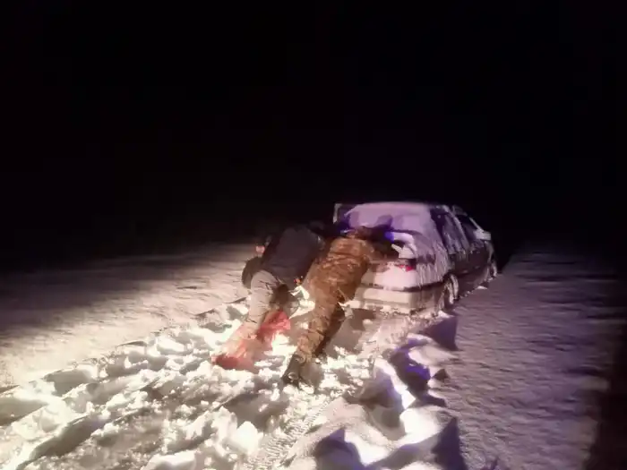 Снежные заносы: героизм спасателей и необходимость готовности общества к экстремальным условиям {city2}