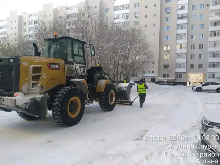 Около двух тысяч единиц спецтехники задействованы в снегоуборочных работах в Астане (6)