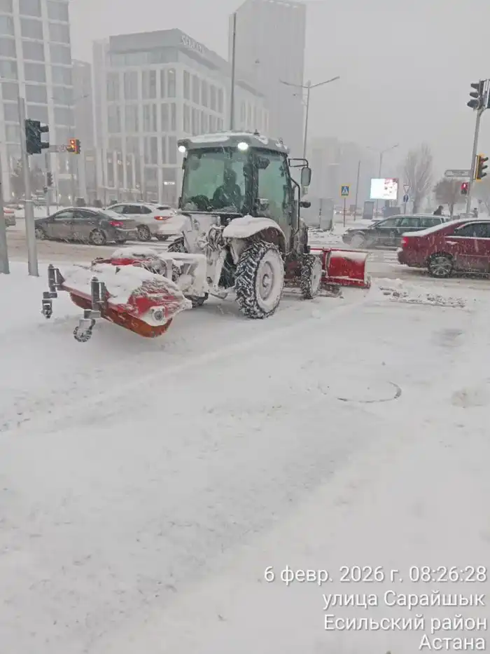 В Астане продолжается масштабная снегоуборочная операция: задействовано более 3 000 рабочих и 1 700 единиц техники {city2}