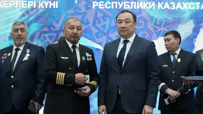 Командир Ми-8 Мухамед-Шарип Ермеков награждён знаком «Құрметті авиатор» в честь Дня работников гражданской авиации {city2}