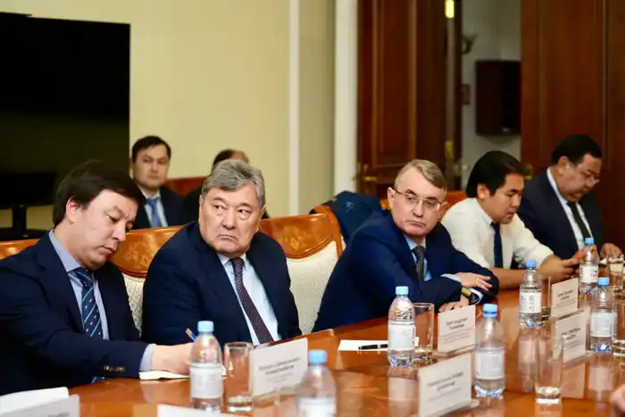 Министр энергетики Ерлан Аккенженов провёл обсуждение с экспертами по реформе ТЭК и стратегии развития отрасли {city2}