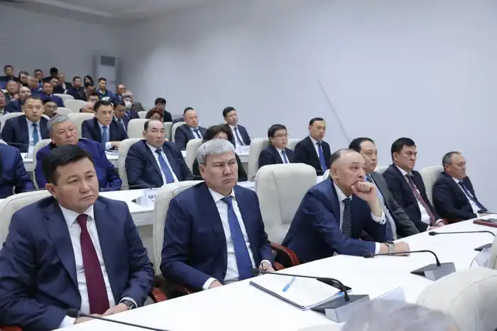 Конституция: новый фундамент или старые стены? {city2}