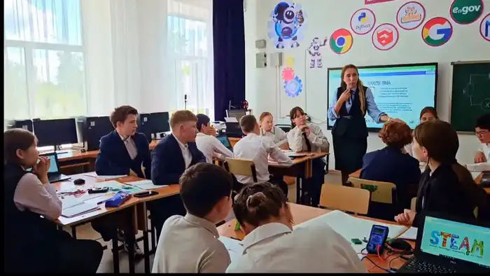 Педагог из Карагандинской области внедряет инновации в сельской школе и обучает информатике на двух языках {city2}