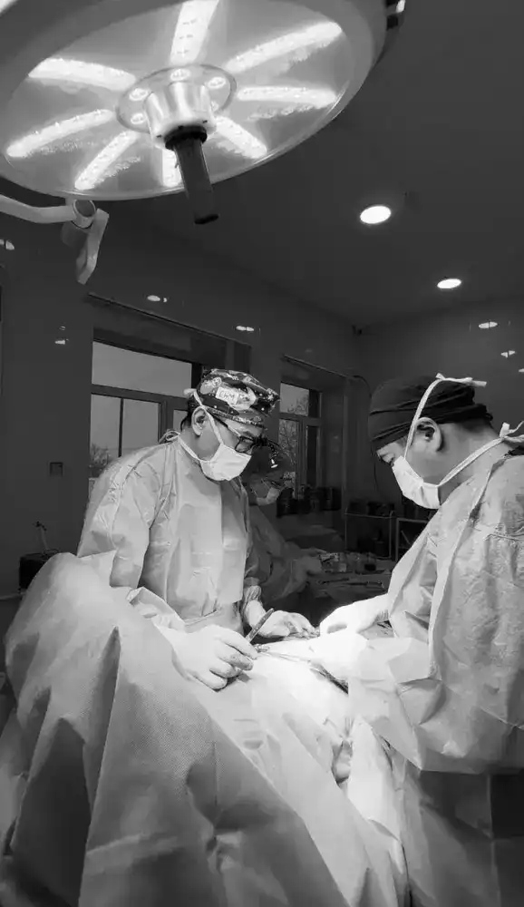 В Жаксынском районе врачи провели операцию по восстановлению таза у пострадавшего под трактором {city2}