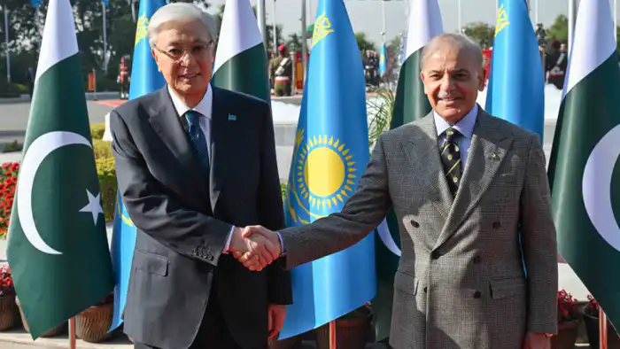 Токаев и премьер Пакистана: дипломатия на высшем уровне {city2}