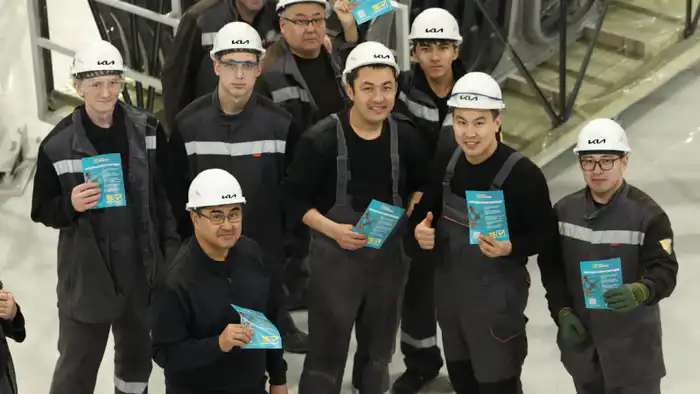 Работники завода Kia Qazaqstan поддерживают проект новой Конституции на встрече с Акимом Костанайской области Кумаром Аксакаловым {city2}