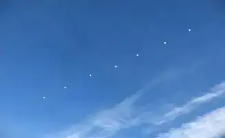 Смелые шаги в небесах: 196 солдат срочной службы сделали свои первые прыжки с парашютом