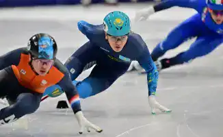 Абзал Ажгалиев завершает четвёртое выступление на зимней Олимпиаде, занимая пятое место в четвертьфинале шорт-трека