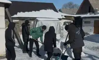 Снегопады и доброта: волонтёры на страже пенсионеров!