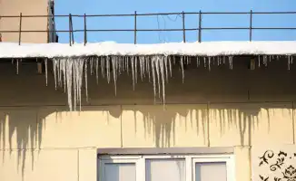 Управляющие компании Алматы обязаны обеспечить зимнюю безопасность крыш многоквартирных домов