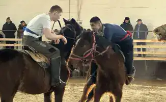 В Карагандинской области батыров-всадников объединили мечи и страсть в турнире по аударыспаку