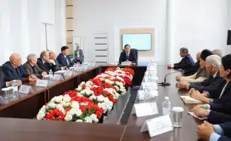 Ербол Карашукеев обсуждает новую Конституцию с творческой интеллигенцией Меркенского района