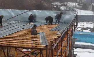 Снос незаконного трехэтажного здания в предгорьях Алматы начался после решения суда