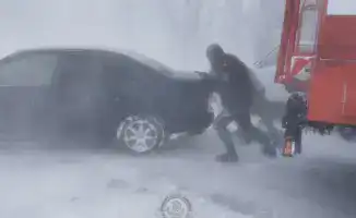 Эвакуация 96 человек и освобождение 18 автомобилей спасателями МЧС Казахстана за неделю из снежных заносов