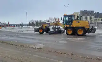 Уборка снега в Астане коммунальными службами с использованием дорожных рабочих и спецтехники