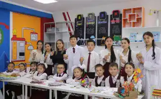 Сбор макулатуры школьниками в Рудном в рамках акции Таза Қазақстан