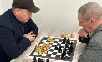 Соревнования по шашкам среди пенсионеров в Астане: борьба умов и социальное взаимодействие