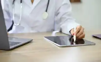 Президент Токаев делает замечание Жаслану Мадиеву на заседании правительства о министре искусственного интеллекта