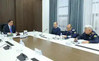 Награждение жителя Тараза за спасение 13-летней девочки