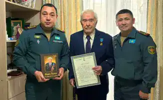 Ветеран войны Иван Гапич отмечает 103-летие, получая признание от военнослужащих Западно-Казахстанской области