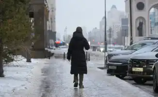 В Астане предложили оставить часть снега и льда на тротуарах: возможные последствия для безопасности пешеходов и городской инфраструктуры