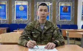Матрос морской пехоты Бакдаулет Куздибаев создает картины о героях Казахстана, вдохновляя будущие поколения
