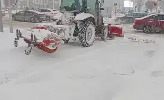 В Астане продолжается масштабная снегоуборочная операция: задействовано более 3 000 рабочих и 1 700 единиц техники