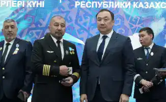 Командир Ми-8 Мухамед-Шарип Ермеков награждён знаком «Құрметті авиатор» в честь Дня работников гражданской авиации