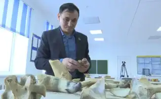 В Актюбинской области педагог Бирлик Солтан уже 25 лет обучает детей резьбе по кости, прививая им терпение и уважение к традициям. Его кружок в селе Талдысай стал настоящей кузницей талантов, где школьники не только осваивают ремесло, но и учатся ценить к