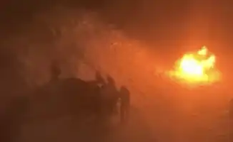 В Астане ночью загорелся легковой автомобиль: видео с места происшествия