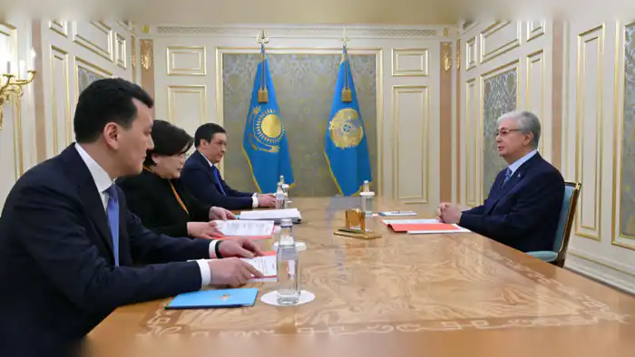 Президент Казахстана Касым-Жомарт Токаев поручил Конституционной комиссии внимательно анализировать предложения граждан по новой Конституции, проведя рабочую встречу с её руководством, сообщает Tengrinews.kz со ссылкой на Акорду. {city2}