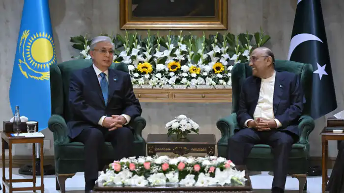 Токаев поблагодарил Зардари за теплый прием в Исламабаде {city2}