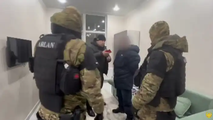 В Астане задержаны подозреваемые в квартирных кражах: спецоперация подчеркивает проблемы безопасности в городе {city2}