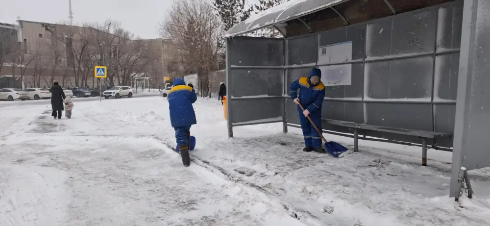 В работе по уборке снега в Астане задействованы тысячи дорожных рабочих (3)