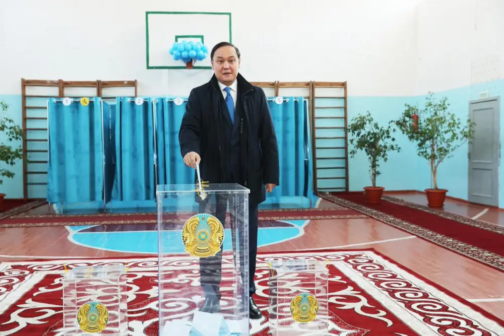 Выбор каждого гражданина важен для будущего страны: аким Жамбылской области проголосовал на референдуме (2)